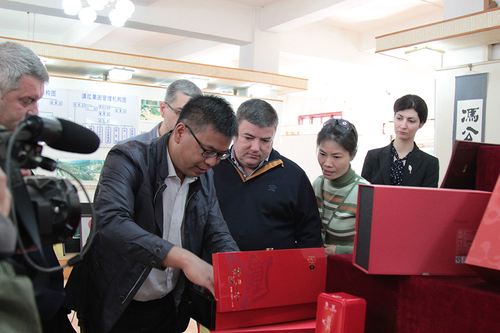 5圖為滇紅集團副總裁蘇向宇向考察組成員介紹滇紅茶品質特點